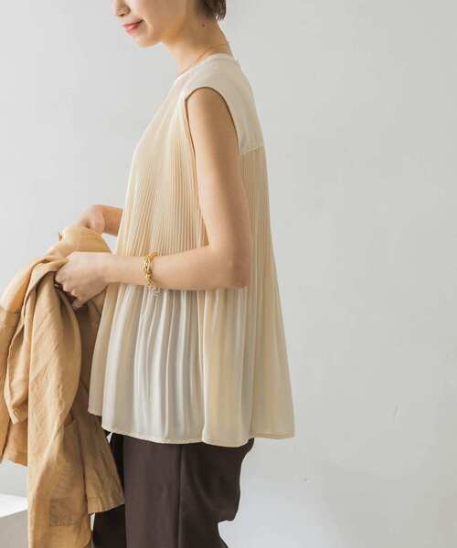 URBAN RESEARCH（アーバンリサーチ）の「プリーツデザインノースリーブブラウス（シャツ/ブラウス・レディース・アイボリー/ドット/ミント・FREE）」の9枚目の写真