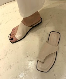 こなれスクエアトゥトングサンダル