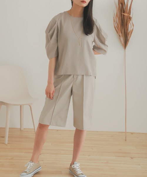 SENSE OF PLACE by URBAN RESEARCH（センスオブプレイスバイアーバンリサーチ）の「フェイクレザーピンタックバミューダパンツ（その他パンツ・レディース・ライトベージュ/ブラック/ブラウン・MEDIUM/SMALL）」の3枚目の写真