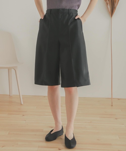 SENSE OF PLACE by URBAN RESEARCH（センスオブプレイスバイアーバンリサーチ）の「フェイクレザーピンタックバミューダパンツ（その他パンツ・レディース・ライトベージュ/ブラック/ブラウン・MEDIUM/SMALL）」の21枚目の写真