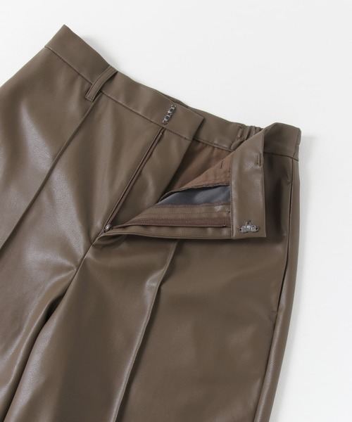 SENSE OF PLACE by URBAN RESEARCH（センスオブプレイスバイアーバンリサーチ）の「フェイクレザーピンタックバミューダパンツ（その他パンツ・レディース・ライトベージュ/ブラック/ブラウン・MEDIUM/SMALL）」の6枚目の写真