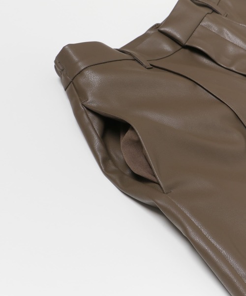 SENSE OF PLACE by URBAN RESEARCH（センスオブプレイスバイアーバンリサーチ）の「フェイクレザーピンタックバミューダパンツ（その他パンツ・レディース・ライトベージュ/ブラック/ブラウン・MEDIUM/SMALL）」の7枚目の写真