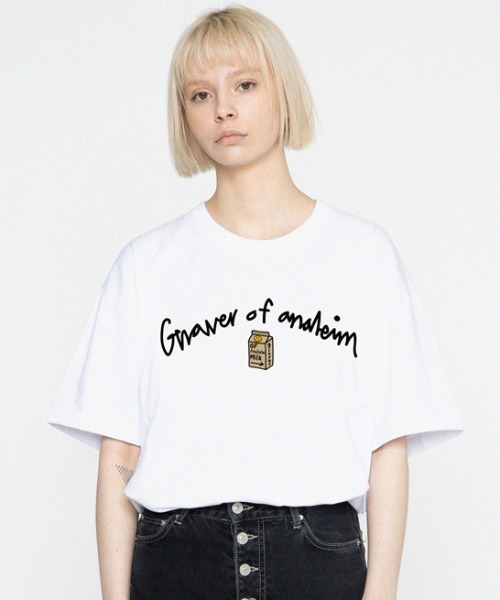 A'GEM9(エージェムナイン)の「『GRAVER OF ANAHEIM/グレイバーオブアナハイム』Drawing Logo Dot Smile Milk Pack White Clip Short Sleeve Tee/ 手書き風ロゴ ドット クリップ 半袖 Tシャツ(Tシャツ/カットソー・レディース・ホワイト/ブラック/ブルー・M)」の2枚目の写真