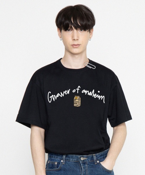 A'GEM9(エージェムナイン)の「『GRAVER OF ANAHEIM/グレイバーオブアナハイム』Drawing Logo Dot Smile Milk Pack White Clip Short Sleeve Tee/ 手書き風ロゴ ドット クリップ 半袖 Tシャツ(Tシャツ/カットソー・レディース・ホワイト/ブラック/ブルー・M)」の3枚目の写真