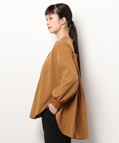 Jines(ジネス)の「【WEB/一部店舗限定販売】袖口がリブ編み/バックプリーツスタンドカラーシャツブラウス(シャツ/ブラウス・レディース・キャメル/ブラック/ホワイト・38)」の6枚目の写真