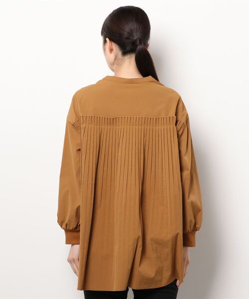 Jines(ジネス)の「【WEB/一部店舗限定販売】袖口がリブ編み/バックプリーツスタンドカラーシャツブラウス(シャツ/ブラウス・レディース・キャメル/ブラック/ホワイト・38)」の12枚目の写真
