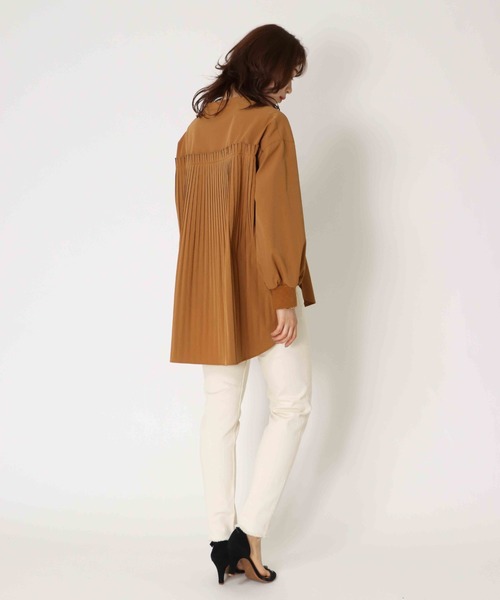 Jines(ジネス)の「【WEB/一部店舗限定販売】袖口がリブ編み/バックプリーツスタンドカラーシャツブラウス(シャツ/ブラウス・レディース・キャメル/ブラック/ホワイト・38)」の15枚目の写真