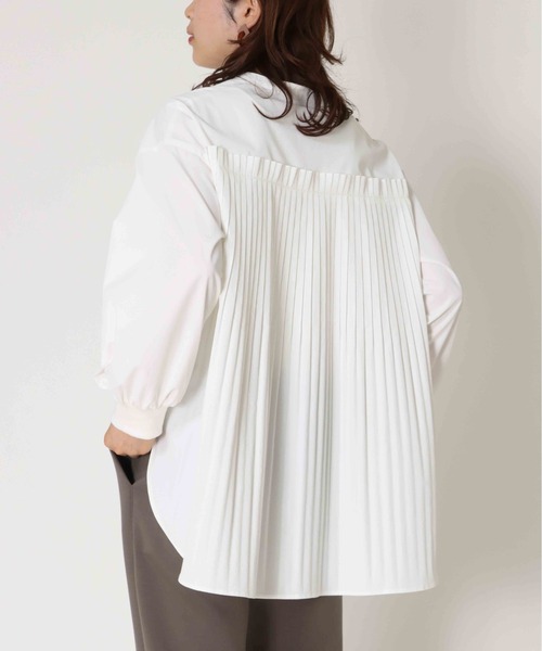 Jines(ジネス)の「【WEB/一部店舗限定販売】袖口がリブ編み/バックプリーツスタンドカラーシャツブラウス(シャツ/ブラウス・レディース・キャメル/ブラック/ホワイト・38)」の16枚目の写真