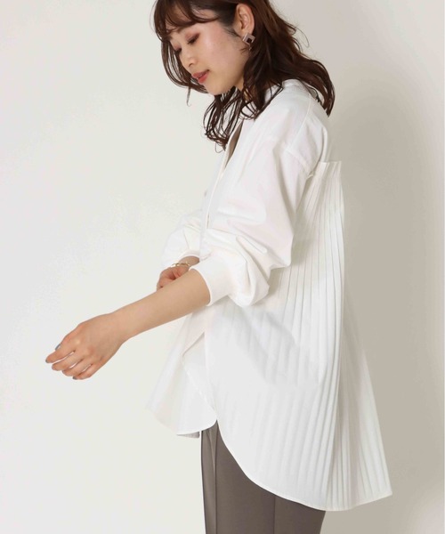 Jines(ジネス)の「【WEB/一部店舗限定販売】袖口がリブ編み/バックプリーツスタンドカラーシャツブラウス(シャツ/ブラウス・レディース・キャメル/ブラック/ホワイト・38)」の22枚目の写真