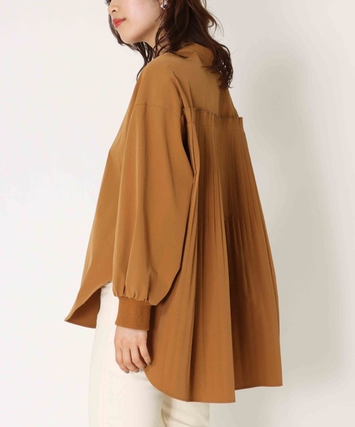 Jines(ジネス)の「【WEB/一部店舗限定販売】袖口がリブ編み/バックプリーツスタンドカラーシャツブラウス(シャツ/ブラウス・レディース・キャメル/ブラック/ホワイト・38)」の18枚目の写真