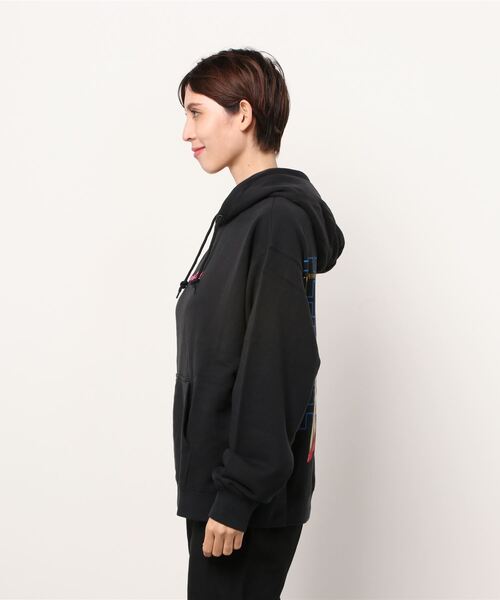 AVIREX（アヴィレックス）の「ピンナップガール プルオーバー パーカー /PIN UP GIRL PULLOVER PARKA（パーカー・レディース・ベージュ/ホワイト/ブラック/ブルーグレー・FREE）」の5枚目の写真