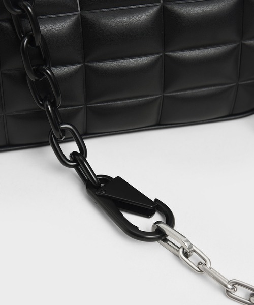 CHARLES & KEITH(チャールズ & キース)の「キルテッドチェーン ショルダーバッグ / Quilted Chain Shoulder Bag(ショルダーバッグ・レディース・ブラック/ホワイト/オレンジ・S)」の9枚目の写真