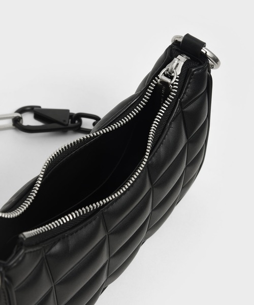 CHARLES & KEITH(チャールズ & キース)の「キルテッドチェーン ショルダーバッグ / Quilted Chain Shoulder Bag(ショルダーバッグ・レディース・ブラック/ホワイト/オレンジ・S)」の8枚目の写真