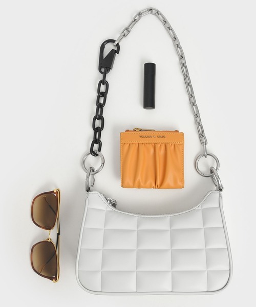 CHARLES & KEITH(チャールズ & キース)の「キルテッドチェーン ショルダーバッグ / Quilted Chain Shoulder Bag(ショルダーバッグ・レディース・ブラック/ホワイト/オレンジ・S)」の14枚目の写真