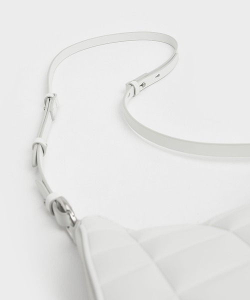 CHARLES & KEITH(チャールズ & キース)の「キルテッドチェーン ショルダーバッグ / Quilted Chain Shoulder Bag(ショルダーバッグ・レディース・ブラック/ホワイト/オレンジ・S)」の13枚目の写真