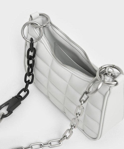 CHARLES & KEITH(チャールズ & キース)の「キルテッドチェーン ショルダーバッグ / Quilted Chain Shoulder Bag(ショルダーバッグ・レディース・ブラック/ホワイト/オレンジ・S)」の12枚目の写真