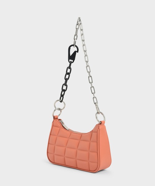 CHARLES & KEITH(チャールズ & キース)の「キルテッドチェーン ショルダーバッグ / Quilted Chain Shoulder Bag(ショルダーバッグ・レディース・ブラック/ホワイト/オレンジ・S)」の7枚目の写真