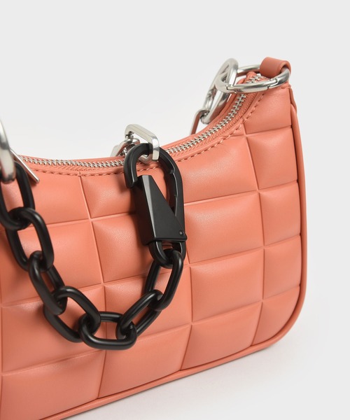 CHARLES & KEITH(チャールズ & キース)の「キルテッドチェーン ショルダーバッグ / Quilted Chain Shoulder Bag(ショルダーバッグ・レディース・ブラック/ホワイト/オレンジ・S)」の6枚目の写真