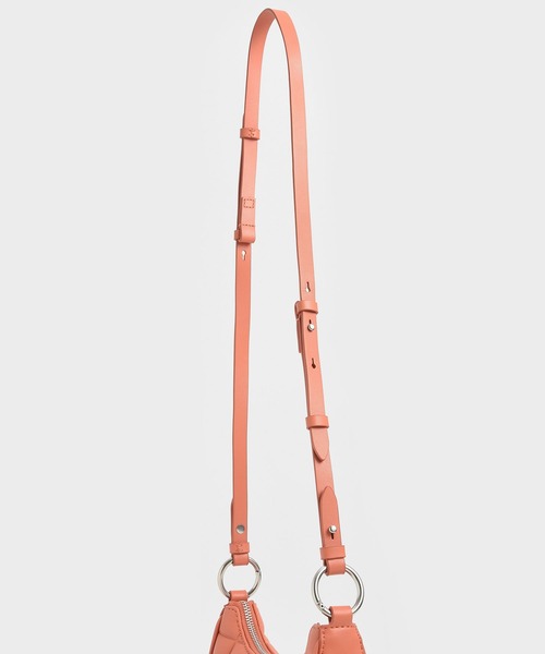 CHARLES & KEITH(チャールズ & キース)の「キルテッドチェーン ショルダーバッグ / Quilted Chain Shoulder Bag(ショルダーバッグ・レディース・ブラック/ホワイト/オレンジ・S)」の5枚目の写真