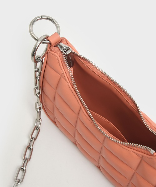 CHARLES & KEITH(チャールズ & キース)の「キルテッドチェーン ショルダーバッグ / Quilted Chain Shoulder Bag(ショルダーバッグ・レディース・ブラック/ホワイト/オレンジ・S)」の4枚目の写真