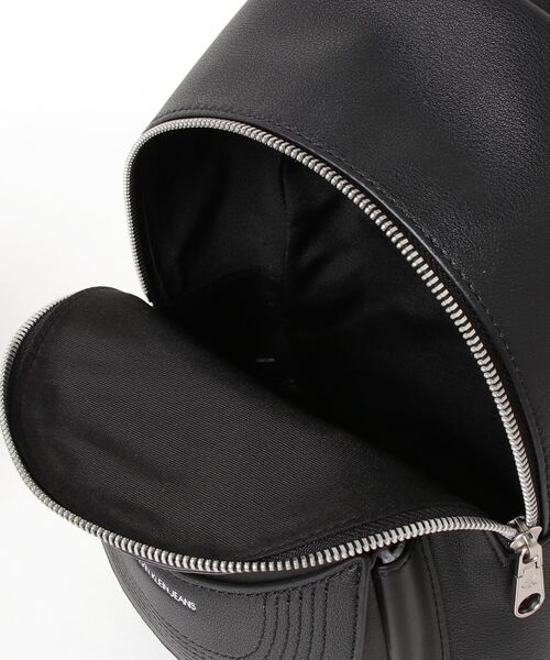 Calvin Klein Jeans Accessory（カルバン・クラインジーンズアクセサリー）の「ラウンド バックパック 25（バックパック/リュック・レディース・ブラック・FREE）」の4枚目の写真