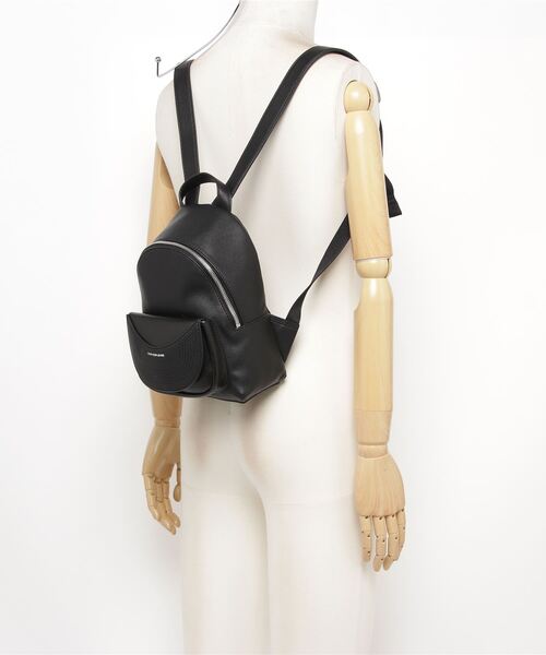 Calvin Klein Jeans Accessory（カルバン・クラインジーンズアクセサリー）の「ラウンド バックパック 25（バックパック/リュック・レディース・ブラック・FREE）」の5枚目の写真