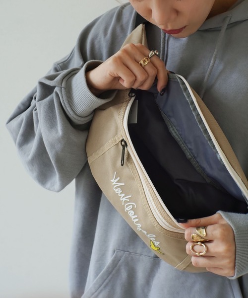 Mark Gonzales（マーク・ゴンザレス）の「【 Mark Gonzales / マークゴンザレス 】 MGロゴ ウエスト バッグ（ボディバッグ/ウエストポーチ・メンズ・ブラック/ベージュ/ブラック系その他・FREE）」の3枚目の写真