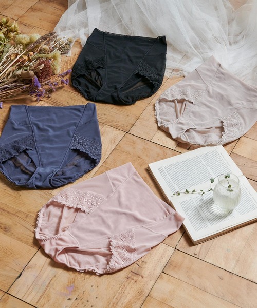 BRADELIS NEWYORK（ブラデリスニューヨーク）の「フロントクロススリムレーシーショーツ 補正下着 補整（ショーツ・レディース・ブラック/ブルー/ピンク系その他/グレイッシュベージュ・LL/M/L/4L/S/3L/5L）」の13枚目の写真