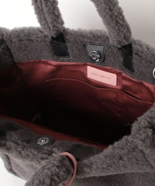 COCCINELLE(コチネレ)の「《COCCINELLE/コチネレ》ECO SHEARING(トートバッグ・レディース・ブルー系その他/バーガンディー・FREE)」の11枚目の写真