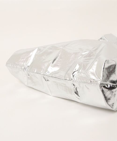 BAGGU（バグー）の「【BAGGU/バグゥ】STANDARD BAGGU NEWメタリック（ショルダーバッグ・レディース・シルバー・FREE）」の2枚目の写真