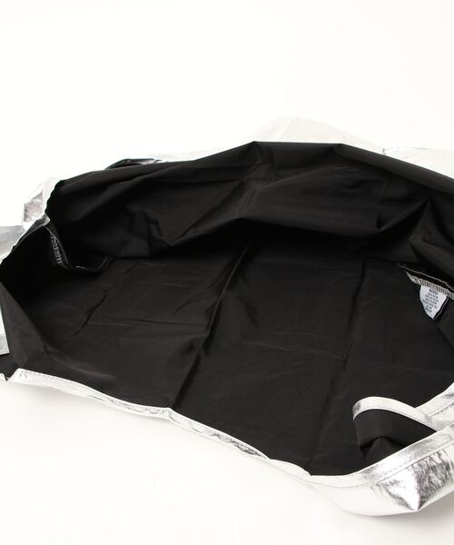 BAGGU（バグー）の「【BAGGU/バグゥ】STANDARD BAGGU NEWメタリック（ショルダーバッグ・レディース・シルバー・FREE）」の5枚目の写真