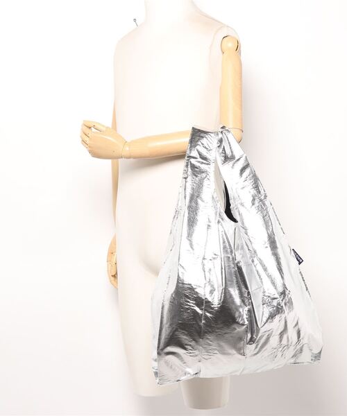 BAGGU（バグー）の「【BAGGU/バグゥ】STANDARD BAGGU NEWメタリック（ショルダーバッグ・レディース・シルバー・FREE）」の7枚目の写真