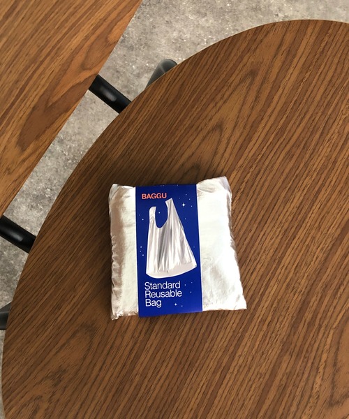 BAGGU（バグー）の「【BAGGU/バグゥ】STANDARD BAGGU NEWメタリック（ショルダーバッグ・レディース・シルバー・FREE）」の17枚目の写真