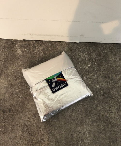 BAGGU（バグー）の「【BAGGU/バグゥ】STANDARD BAGGU NEWメタリック（ショルダーバッグ・レディース・シルバー・FREE）」の14枚目の写真