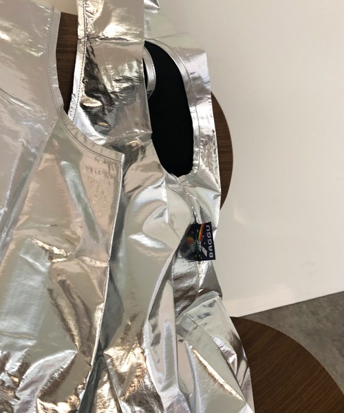 BAGGU（バグー）の「【BAGGU/バグゥ】STANDARD BAGGU NEWメタリック（ショルダーバッグ・レディース・シルバー・FREE）」の12枚目の写真