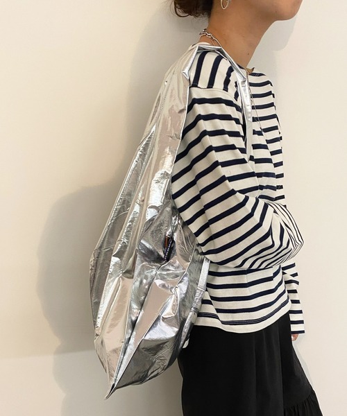 BAGGU（バグー）の「【BAGGU/バグゥ】STANDARD BAGGU NEWメタリック（ショルダーバッグ・レディース・シルバー・FREE）」の9枚目の写真