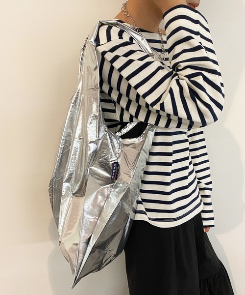 BAGGU（バグー）の「【BAGGU/バグゥ】STANDARD BAGGU NEWメタリック（ショルダーバッグ・レディース・シルバー・FREE）」の8枚目の写真