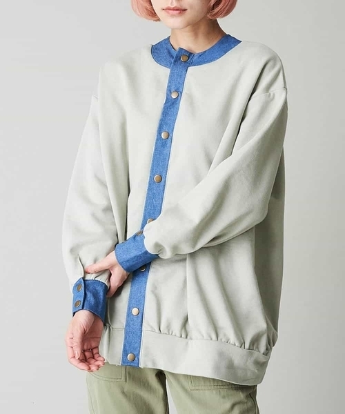 A de a.v.v（アードアー・ヴェ・ヴェ）の「（2WAY仕様）デニムドッキングカラッジ―刺繍ロゴスウェット（Tシャツ/カットソー・レディース・カーキ/アイボリー・38/36）」の2枚目の写真