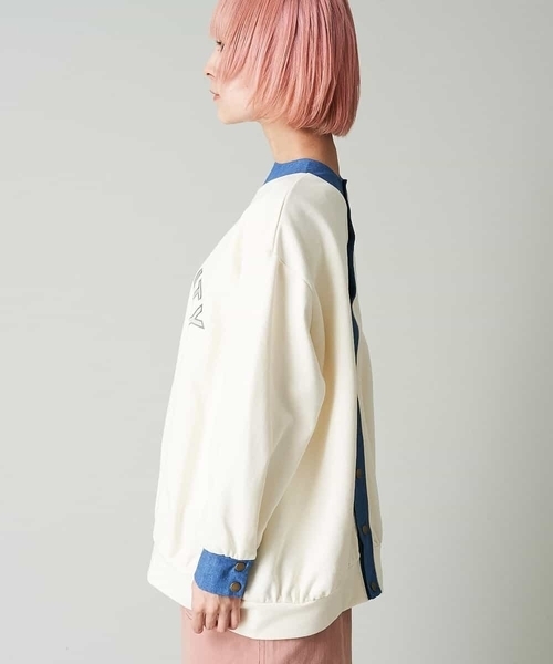 A de a.v.v（アードアー・ヴェ・ヴェ）の「（2WAY仕様）デニムドッキングカラッジ―刺繍ロゴスウェット（Tシャツ/カットソー・レディース・カーキ/アイボリー・38/36）」の14枚目の写真