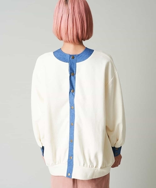 A de a.v.v（アードアー・ヴェ・ヴェ）の「（2WAY仕様）デニムドッキングカラッジ―刺繍ロゴスウェット（Tシャツ/カットソー・レディース・カーキ/アイボリー・38/36）」の6枚目の写真