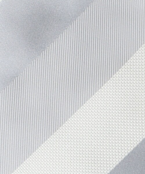 green label relaxing（グリーンレーベルリラクシング）の「GLR シルク フォーマル 8.0cm ストライプ ネクタイ（ネクタイ・メンズ・シルバー・FREE）」の2枚目の写真