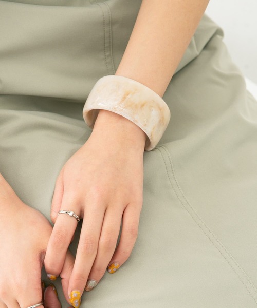 KBF(ケイビーエフ)の「マーブルワイドバングル(ブレスレット・レディース・ブラック/ベージュ・ONE)」の2枚目の写真