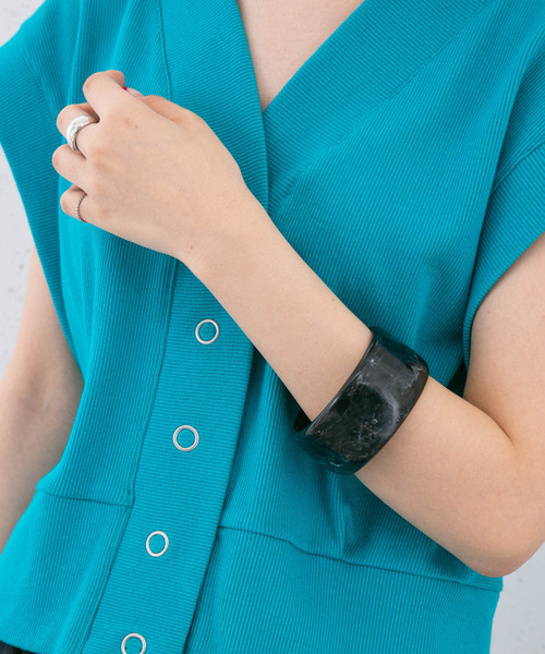 KBF(ケイビーエフ)の「マーブルワイドバングル(ブレスレット・レディース・ブラック/ベージュ・ONE)」の1枚目の写真