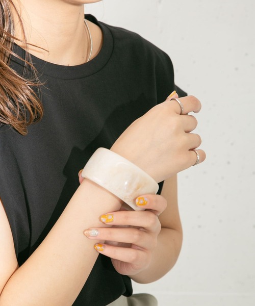 KBF(ケイビーエフ)の「マーブルワイドバングル(ブレスレット・レディース・ブラック/ベージュ・ONE)」の4枚目の写真