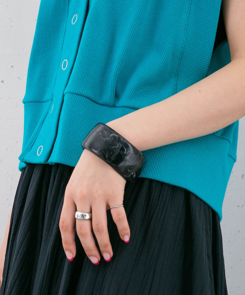 KBF(ケイビーエフ)の「マーブルワイドバングル(ブレスレット・レディース・ブラック/ベージュ・ONE)」の6枚目の写真