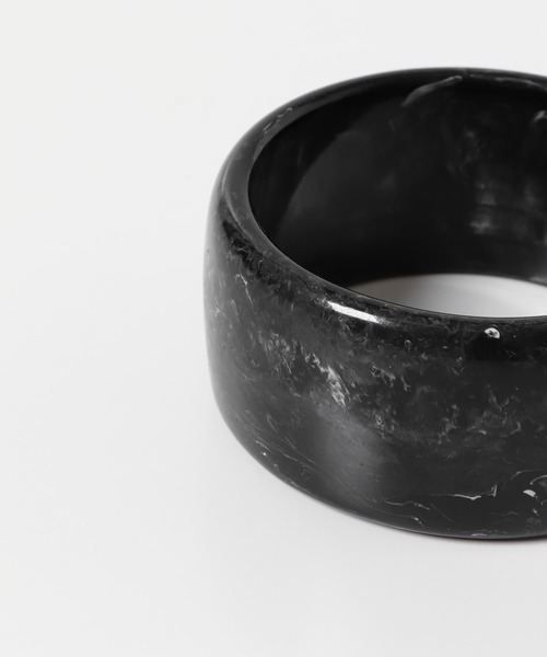 KBF(ケイビーエフ)の「マーブルワイドバングル(ブレスレット・レディース・ブラック/ベージュ・ONE)」の9枚目の写真