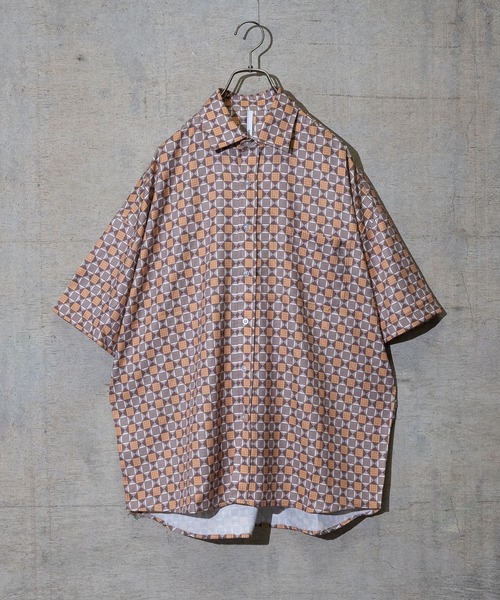 JOHN'S CLOSET（ジョンズクローゼット）の「【i】ポリピーチ 総柄プリントビッグシャツ（シャツ/ブラウス・メンズ・カーキ/ブラウン系その他/ブラウン系その他2/ベージュ系その他2/ベージュ系その他/グリーン系その他・MEDIUM/X-LARGE/LARGE）」の2枚目の写真