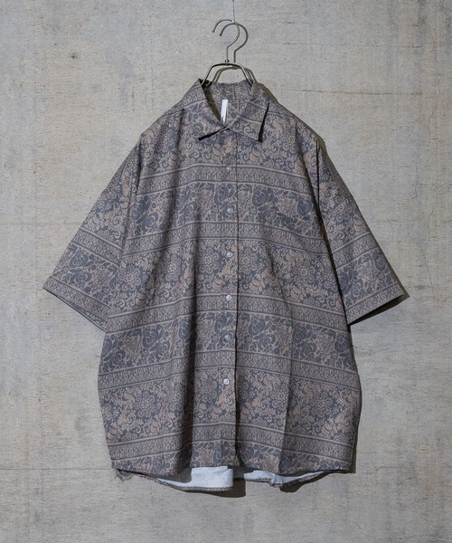 JOHN'S CLOSET（ジョンズクローゼット）の「【i】ポリピーチ 総柄プリントビッグシャツ（シャツ/ブラウス・メンズ・カーキ/ブラウン系その他/ブラウン系その他2/ベージュ系その他2/ベージュ系その他/グリーン系その他・MEDIUM/X-LARGE/LARGE）」の3枚目の写真