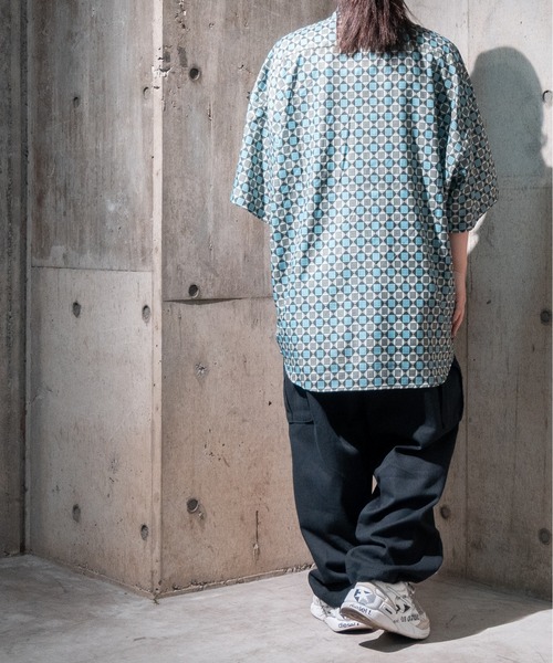 JOHN'S CLOSET（ジョンズクローゼット）の「【i】ポリピーチ 総柄プリントビッグシャツ（シャツ/ブラウス・メンズ・カーキ/ブラウン系その他/ブラウン系その他2/ベージュ系その他2/ベージュ系その他/グリーン系その他・MEDIUM/X-LARGE/LARGE）」の21枚目の写真