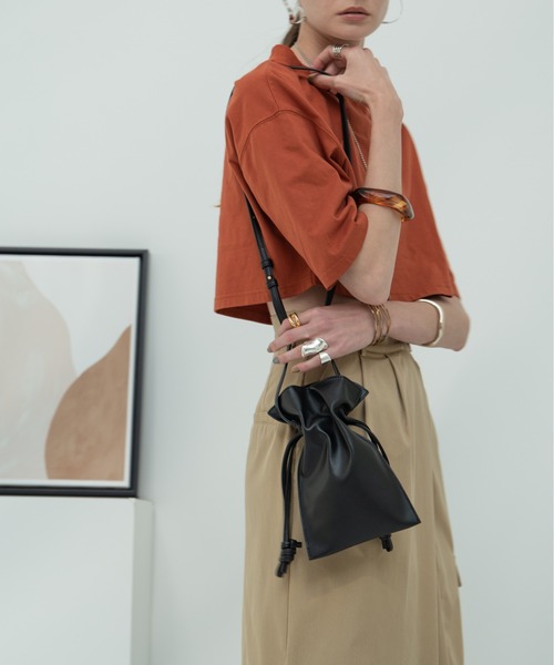 HANNE（アン）の「ミニ巾着フェイクレザーショルダーバッグ（ショルダーバッグ・レディース・ホワイト/ブラック/オレンジ・フリー）」の2枚目の写真